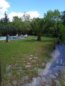 - une vue sur une cour avec une piscine dans l'établissement Apartamentos LA CASONA, à Jaraiz de la Vera