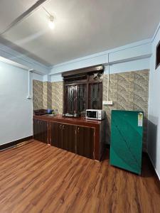 uma cozinha vazia com um balcão e um micro-ondas em Bluebird'snest em Gangtok