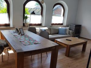 a living room with a table and a couch at Ferienwohnung AM SPREEUFER in Hangelsberg