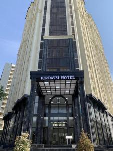 un grand bâtiment avec un panneau indiquant l'hôtel dixon dans l'établissement BALAND HOTEL DUSHANBE, à Douchanbé