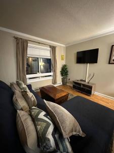 un soggiorno con divano e TV di Snowshoe WV 1 bedroom condo, next to lift, with hot tubs, free parking a Snowshoe