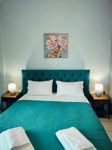 ein Schlafzimmer mit einem blauen Bett mit zwei Handtüchern darauf in der Unterkunft Villa Violeta Lefkada Nydri in Nydri