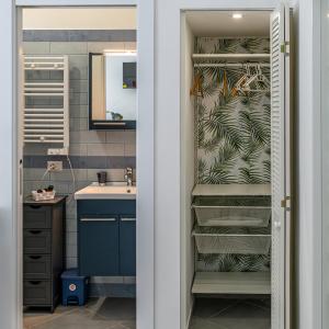 une salle de bain avec un lavabo et un miroir dans l'établissement Belle Arti home, à Rome