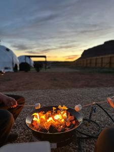 Gril dostupný pro hosty v luxury tent