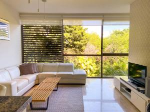 Μια τηλεόραση ή/και κέντρο ψυχαγωγίας στο 2BR Condo in Paradise Resort at Riviera Maya