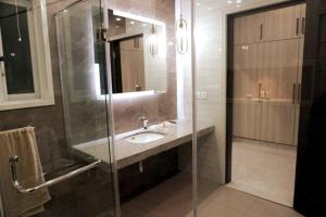 W łazience znajduje się umywalka i przeszklony prysznic. w obiekcie Newly built Villa in Lahore w mieście Lahaur