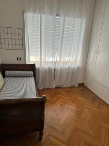 sypialnia z 2 łóżkami i oknem z białymi zasłonami w obiekcie Micheli Luxury Flat w Rzymie