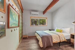 Ένα ή περισσότερα κρεβάτια σε δωμάτιο στο Sunnyside Cabin +28 φωτογραφίες