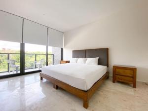 アクマルにある2BR Home in Bahia Principe PGA Golf, Beach Clubの大きなベッドと大きな窓のある寝室 +64枚の写真