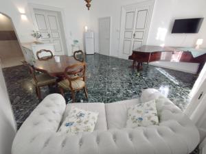 - un salon avec un canapé blanc et une table dans l'établissement Dimora della Marchesa - al Duomo, à Manfredonia