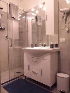 La salle de bains est pourvue d'un lavabo et d'une douche. dans l'établissement La casetta di Elena - Sondrio Valtellina, à Sondrio