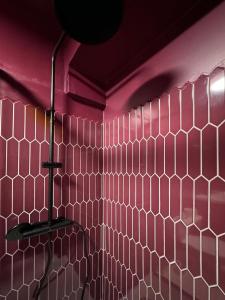 a bathroom with pink tiled walls and a shower at WANDERLUST - Studio confort à 100m plage Solidor in Saint Malo