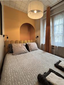 a bedroom with a large bed with a large bedspread at WANDERLUST - Studio confort à 100m plage Solidor in Saint Malo