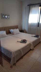 a bedroom with a large bed with two towels on it at Casa Anastasia in Perea