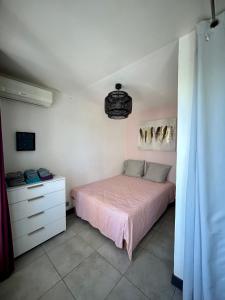 Dormitorio pequeño con cama y vestidor en [Vue Mer] Beau 2pièces, proche plage, centre-ville, en Cannes