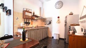 uma cozinha com uma garrafa de vinho numa mesa em Casa el escaño em Granadilla de Abona