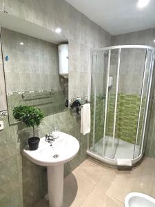 y baño con lavabo y ducha. en Centric 3ºD, en Madrid