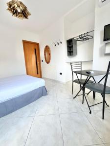 una camera con letto, tavolo e sedie di My Home a Pompei