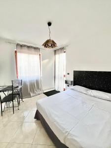 una camera con letto, tavolo e lampadario a braccio di My Home a Pompei