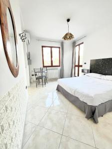 - une chambre avec un lit et une salle à manger dans l'établissement My Home, à Pompéi