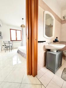 bagno con lavandino e specchio di My Home a Pompei