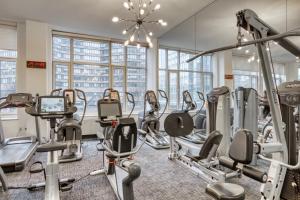 - une salle de sport avec tapis de course et machines elliptiques dans l'établissement Blueground Hells Kitchen gym wd nr museum NYC-1436, à New York