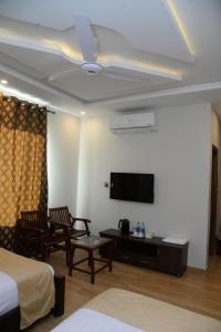 Habitación de hotel con 2 camas y TV de pantalla plana. en Kallisto Resort Skardu, en Skardu