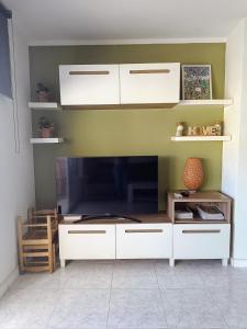 TV a/nebo společenská místnost v ubytování Precioso Dúplex con terraza a 5 minutos playa y 20 minutos de Barcelona