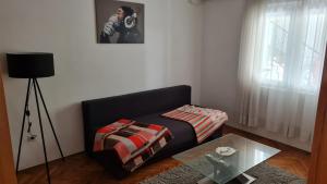 - un salon avec un canapé et une table dans l'établissement Holiday Home Jukić Pr, à Seline