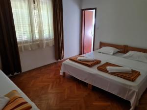 - une chambre avec un lit et 2 serviettes dans l'établissement Holiday Home Jukić Pr, à Seline