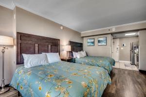 ein Hotelzimmer mit 2 Betten und einer Küche in der Unterkunft Caravelle Resort 219 in Myrtle Beach