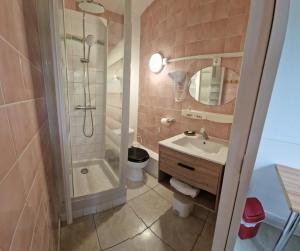ブローニュ・シュル・メールにあるHôtel OpalOrientalのバスルーム(シャワー、トイレ、シンク付)