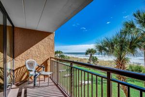 einen Balkon mit einem Stuhl und Strandblick in der Unterkunft Caravelle Resort 219 in Myrtle Beach
