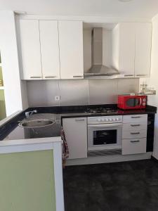 Kuchyň nebo kuchyňský kout v ubytování Precioso Dúplex con terraza a 5 minutos playa y 20 minutos de Barcelona