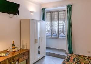 une chambre avec un lit, une commode et une fenêtre dans l'établissement Belle Arti home, à Rome