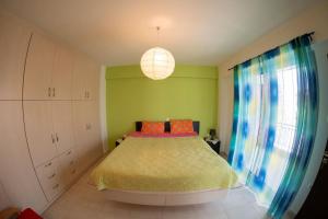 Una cama o camas en una habitación de Laconic bay view suite
