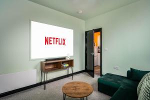 TV a/nebo společenská místnost v ubytování Social Media Adventure - 1 Bedroom Flat - Doncaster