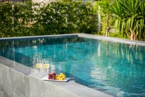 Bazén v ubytování New luxury apartment with PRIVATE Heated POOL and amazing terrace with seaview nebo v jeho okolí