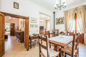 cocina y comedor con mesa y sillas en La Pineta en Sinalunga