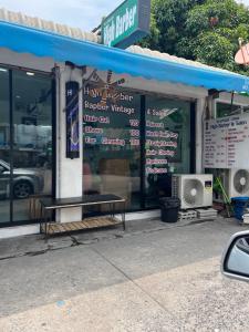 un frente de tienda con un banco delante de él en Jomtien Beach Laguna Resort 2, en Jomtien Beach