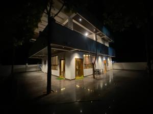 Dlr Tranquilla في حيدر أباد: مبنى مضاء ليلا مع ضوء