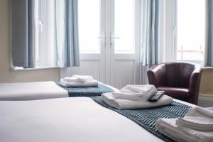 מיטה או מיטות בחדר ב-Shanklin Beach Hotel