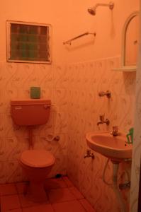 uma casa de banho com um WC e um lavatório em Pushpak Guest House Boys, Near DumDum metro Station em kolkata