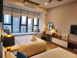 una camera con letto e scrivania con specchio di Stylish Ceylonz Suite near Bukit Bintang 4pax a Kuala Lumpur