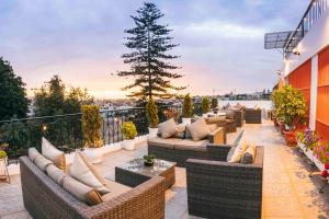 un patio con sofás y un árbol en un edificio en Mirador del Monasterio en Arequipa