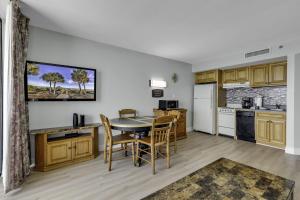 een keuken en eetkamer met een tafel en stoelen bij Scenic Views from the balcony at Ocean Forest Plaza Condos in Myrtle Beach +28 foto's