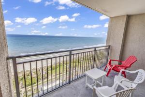 een balkon met 2 stoelen en de oceaan bij Scenic Views from the balcony at Ocean Forest Plaza Condos in Myrtle Beach