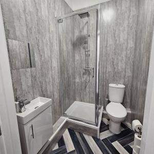 een badkamer met een douche, een toilet en een wastafel bij Lyndhurst Place, Sunderland in Sunderland