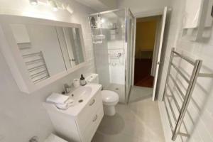 Bagno di Quiet 2BR Apartment with Garden views in Griffith - Hosted by CanStay