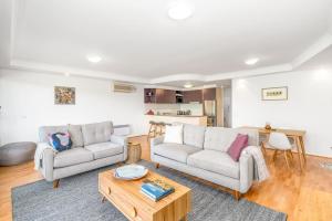 O zonă de relaxare la 2BR 2BA Apt with Dedicated Workspace and Free parking - Hosted by CanStay